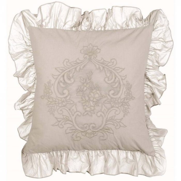 Grand coussin avec volants