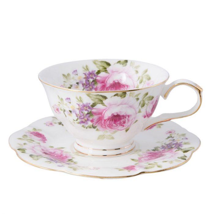 Tasse et soucoupe en porcelaine