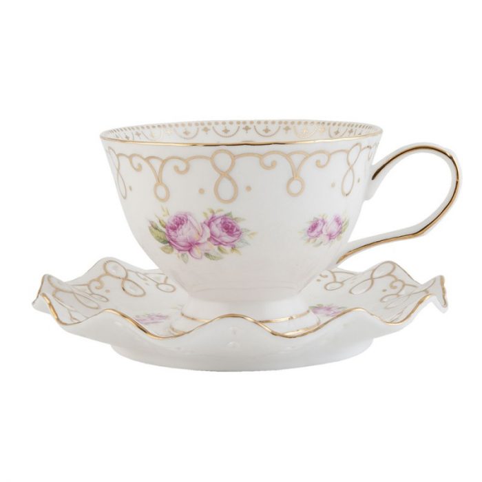 Tasse et soucoupe en porcelaine dorée