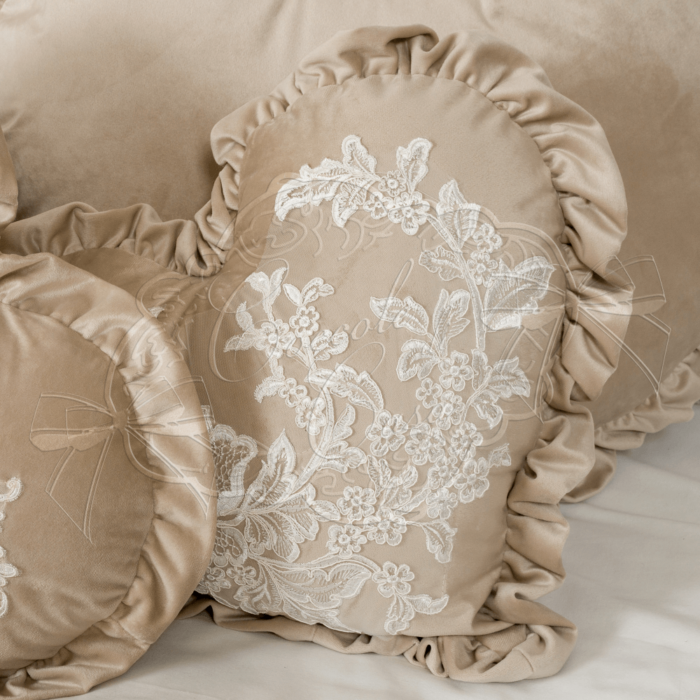 Coussin coeur en velours et dentelle